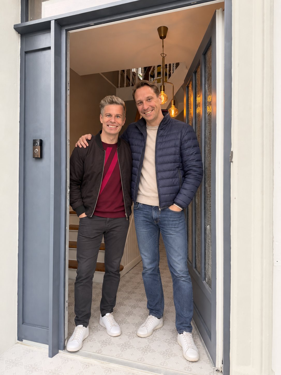 Ben und Enrico stehen vor dem offenen Eingang mit Blick auf die Treppe; Fotomontage